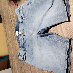 Mid-rise Bermuda signature fit